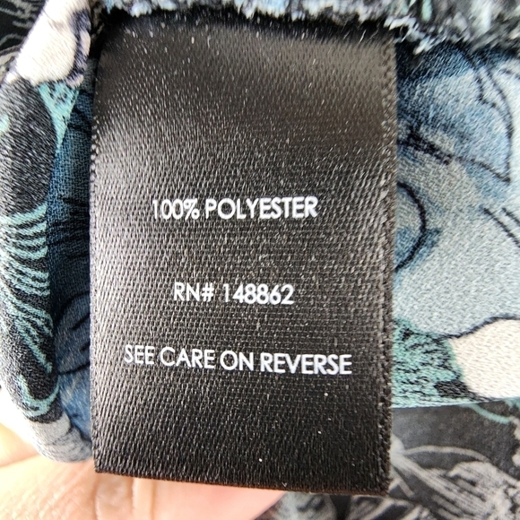 Torrid women size 3 ( 22-24) pintuck button front blouse Skull Floral - Picture 10 of 15